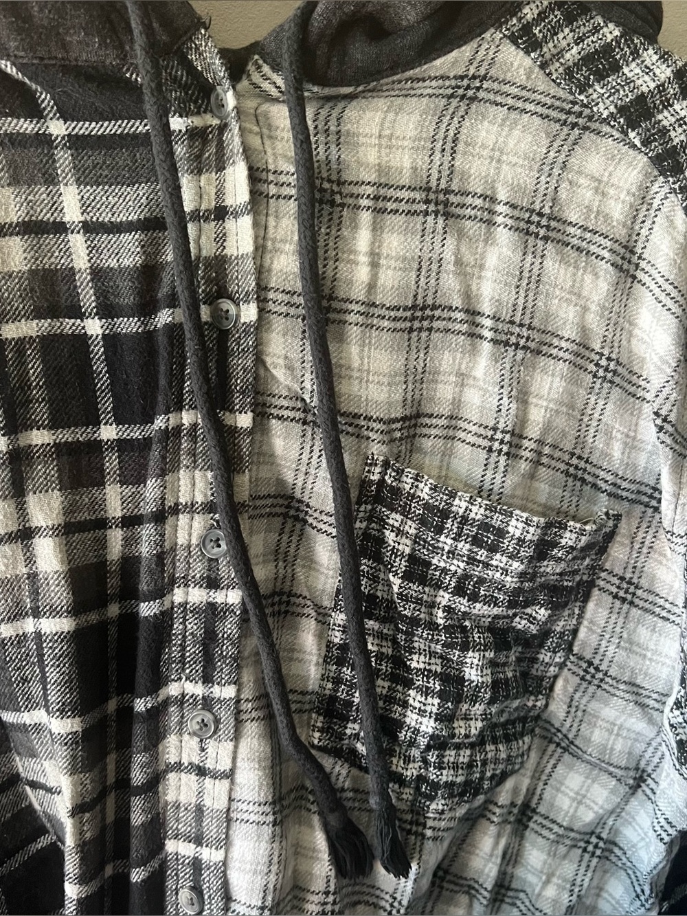 American Eagle Cropped Black White Split Plaid Hooded Shirt Size Large - Picture 2 of 5